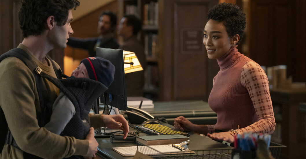Här möter Joe den nya grannen Marienne, som spelas av Tati Gabrielle.