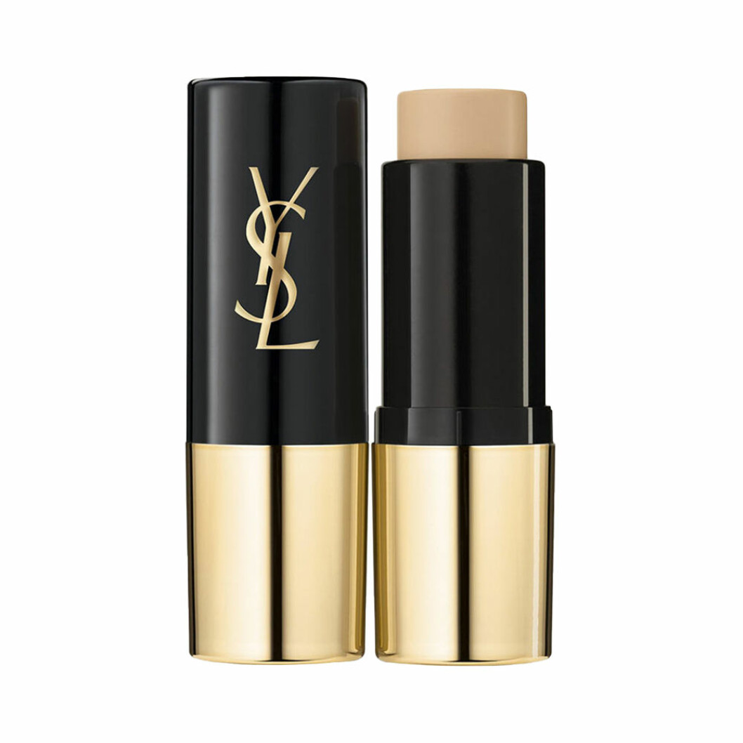 Foundation från Yves Saint Laurent, 440 kronor. <a href="https://track.adtraction.com/t/t?a=1136856392&as=1213860375&t=2&tk=1&epi=tackande-foundation&url=https://www.ahlens.se/Skonhet/makeup/ansikte/foundation-15249/yves-saint-laurent-all-hours-foundation-stick-90237713/" target="_blank" rel="noopener">Här kan du köpa den</a>. YSL-foundation-stick-vattenfast