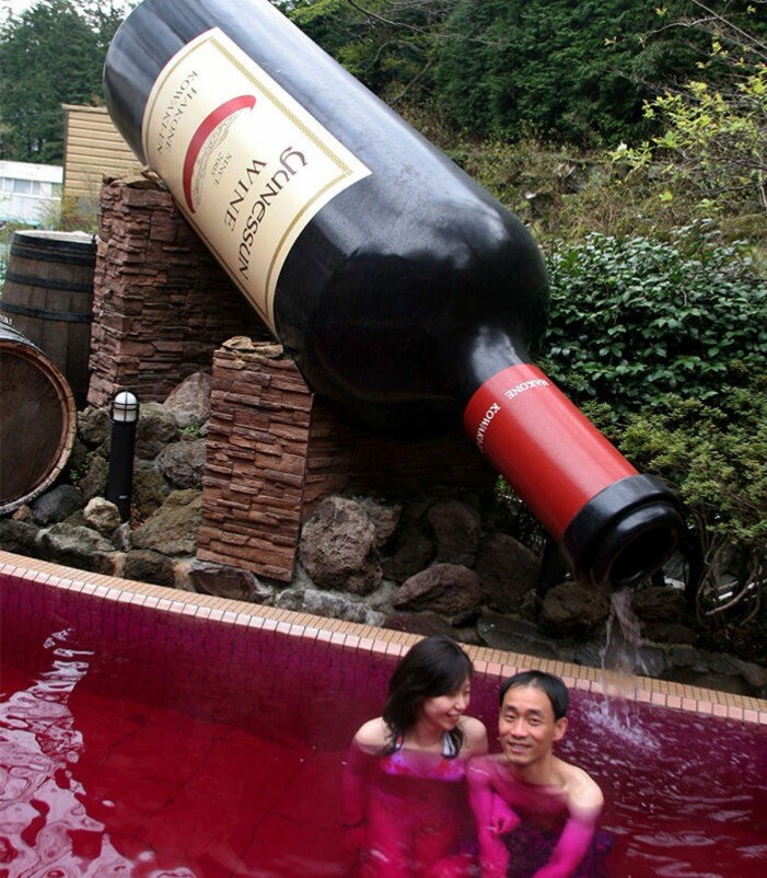 par i stor pool med vin