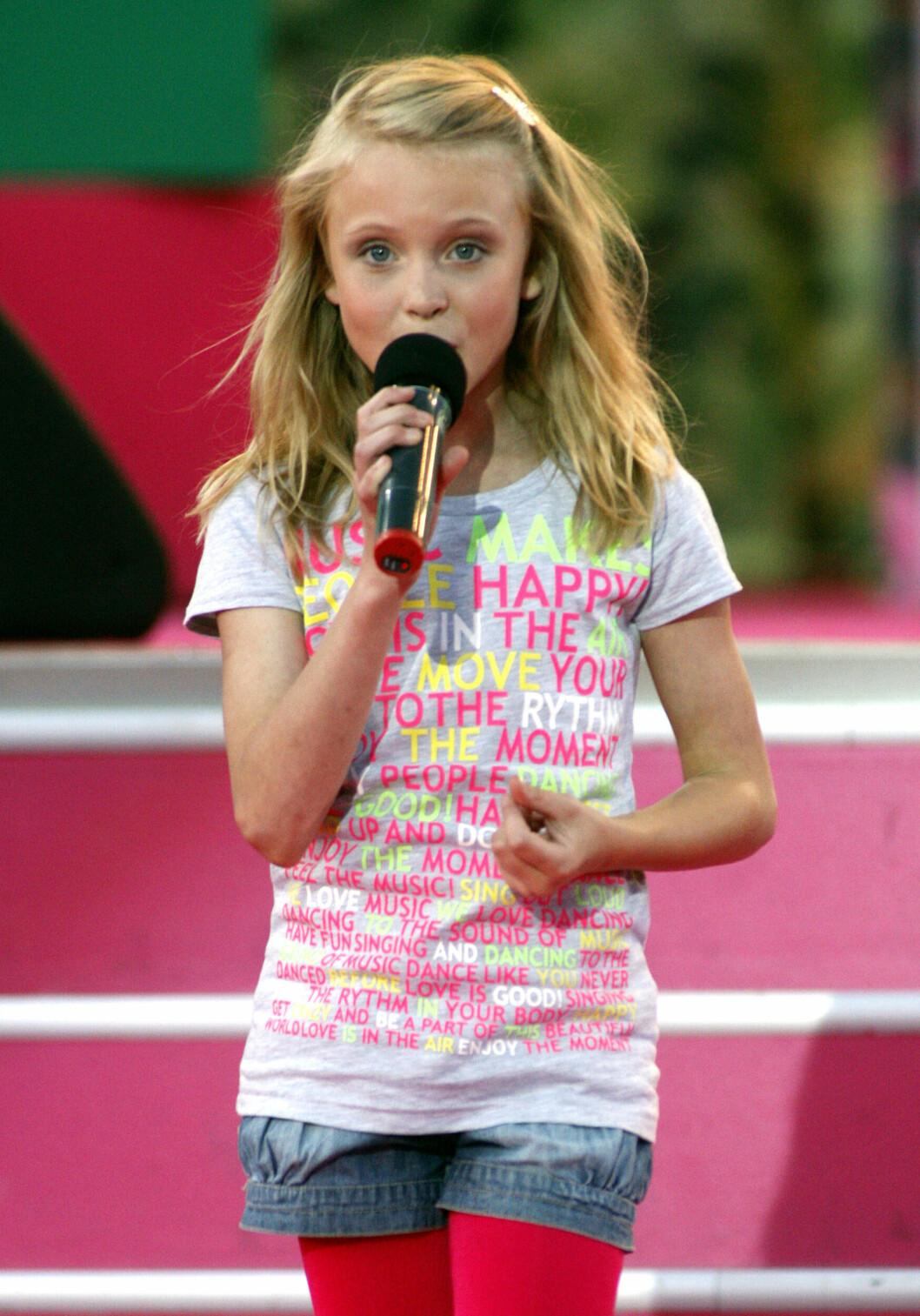 Zara Larsson, 11 år och vinnare av <span class=" italic" data-lab-italic_desktop="italic">Talang 2008</span>, uppträder på direktsända Sommarkrysset från Gröna Lund i Stockholm 2008. zara larsson 2008