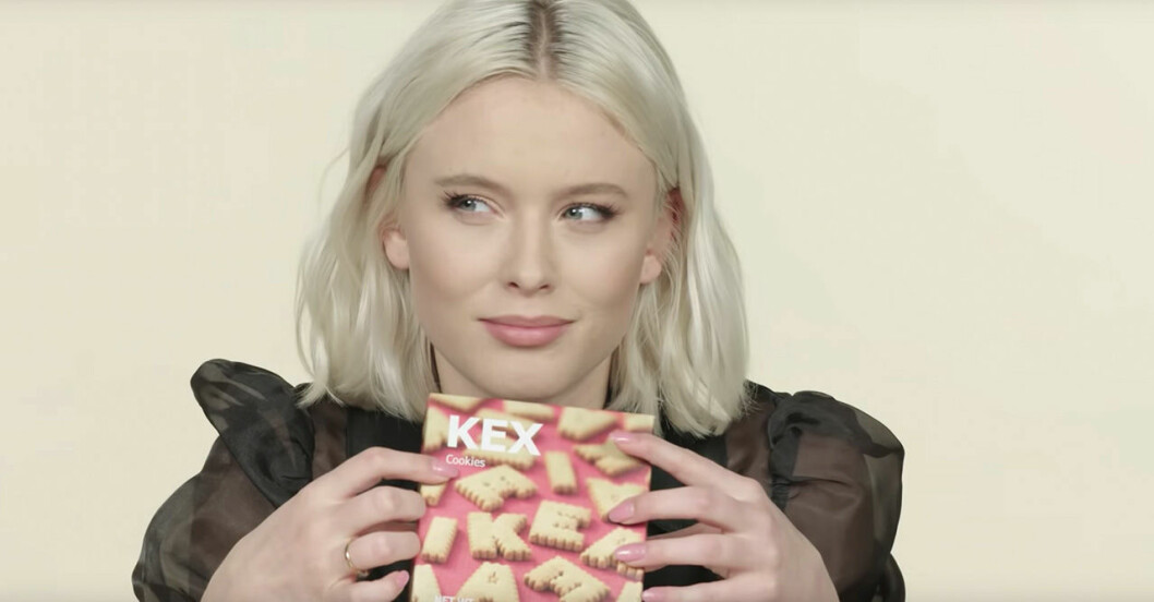 Zara Larsson förklarar de svenska maträtterna på Ikea