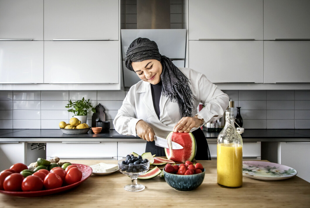 Zeina Mourtada lagar gärna svenska klassiker med influenser från Västafrika och Mellanöstern. Hennes baklavasemla väckte stor uppmärksamhet. Zeina Mourtada lagar mat